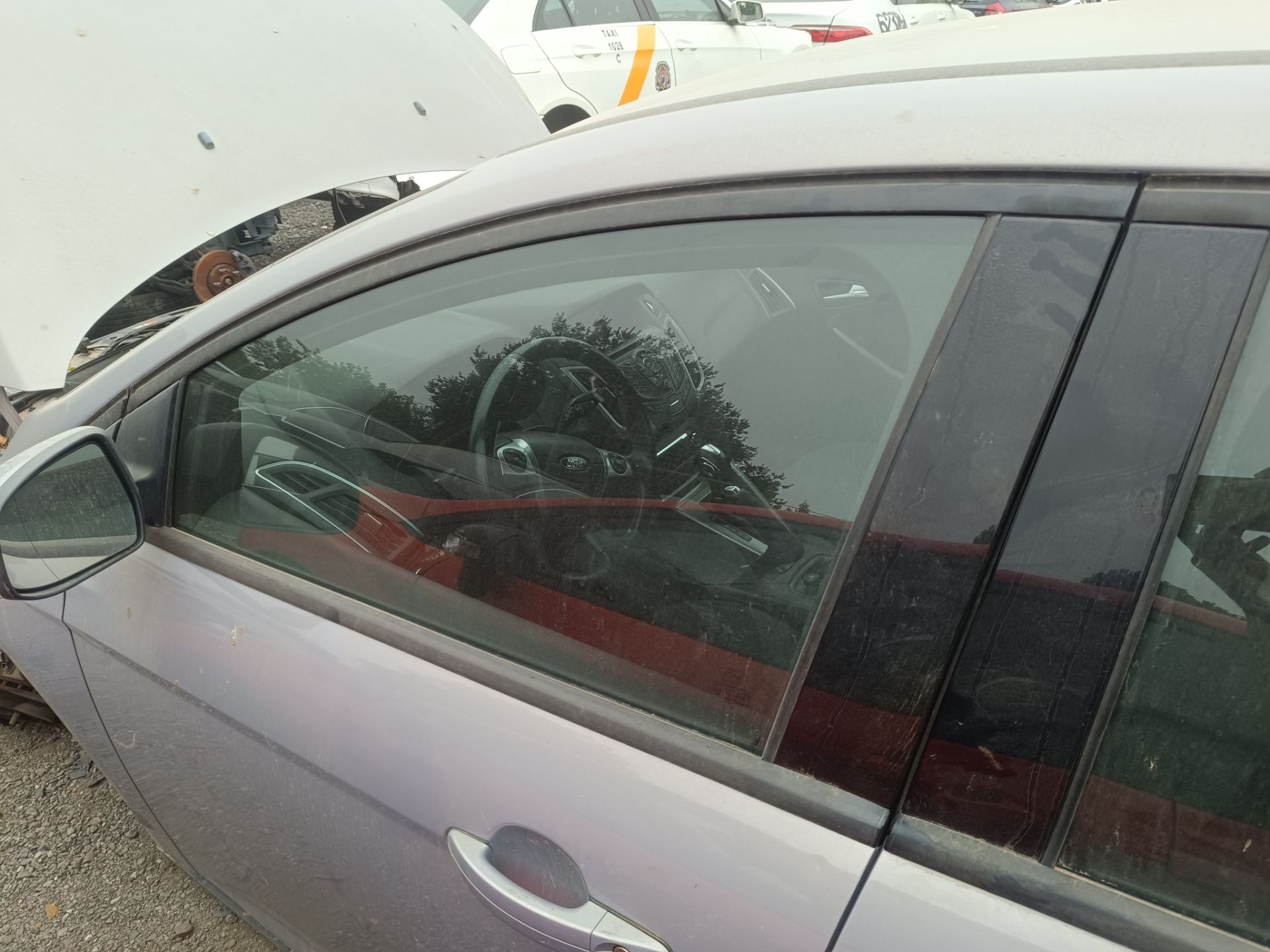 Luna delantera izquierda 1742302 de Ford Focus berlina 2010-0 125 CV