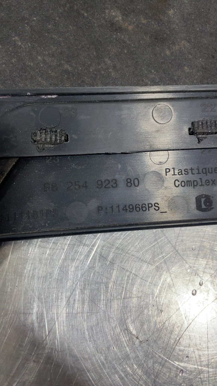 Tapa motor 9825492380 de Peugeot 208 2019-0 101 CV - pieza usada