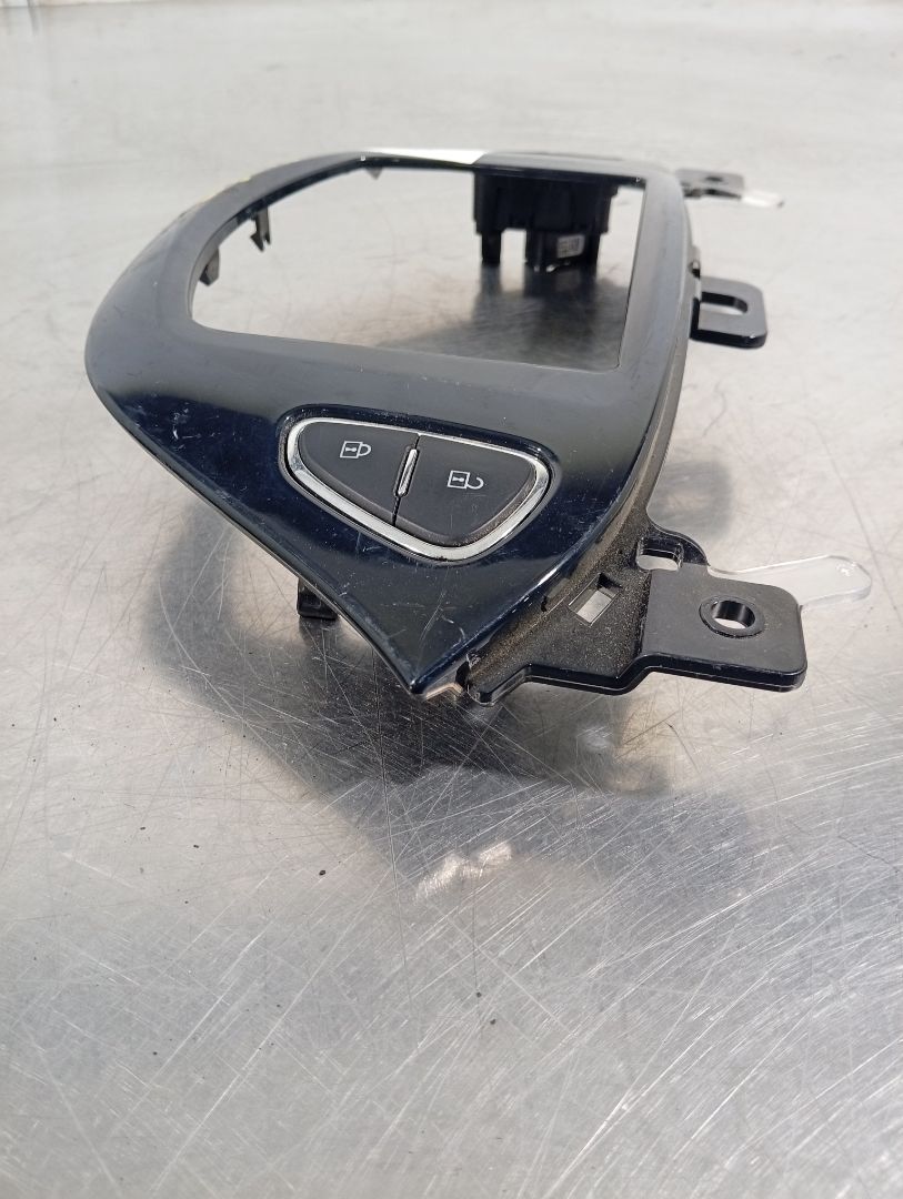 Moldura 13352019 de Opel Adam 2012-2012 87 CV - pieza usada