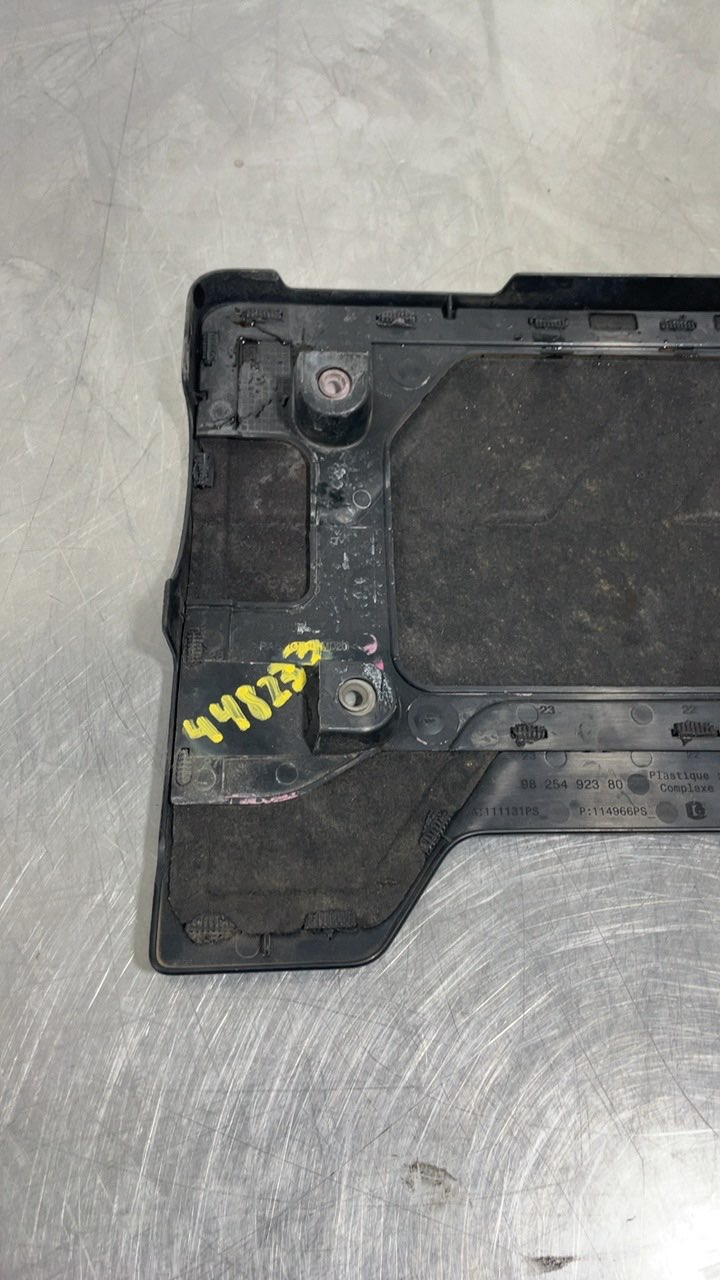 Tapa motor 9825492380 de Peugeot 208 2019-0 101 CV - pieza usada