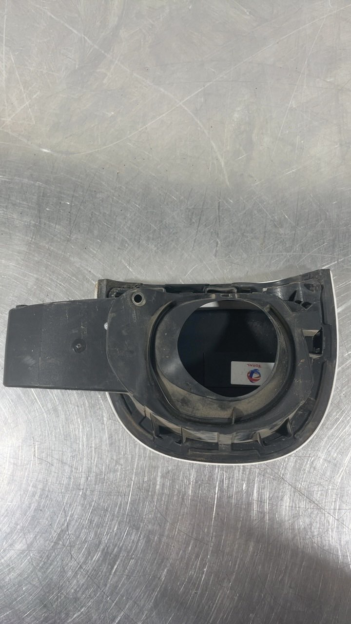 Tapa exterior combustible 9801501380 de Citroen C4 cactus 2014-0 - pieza usada