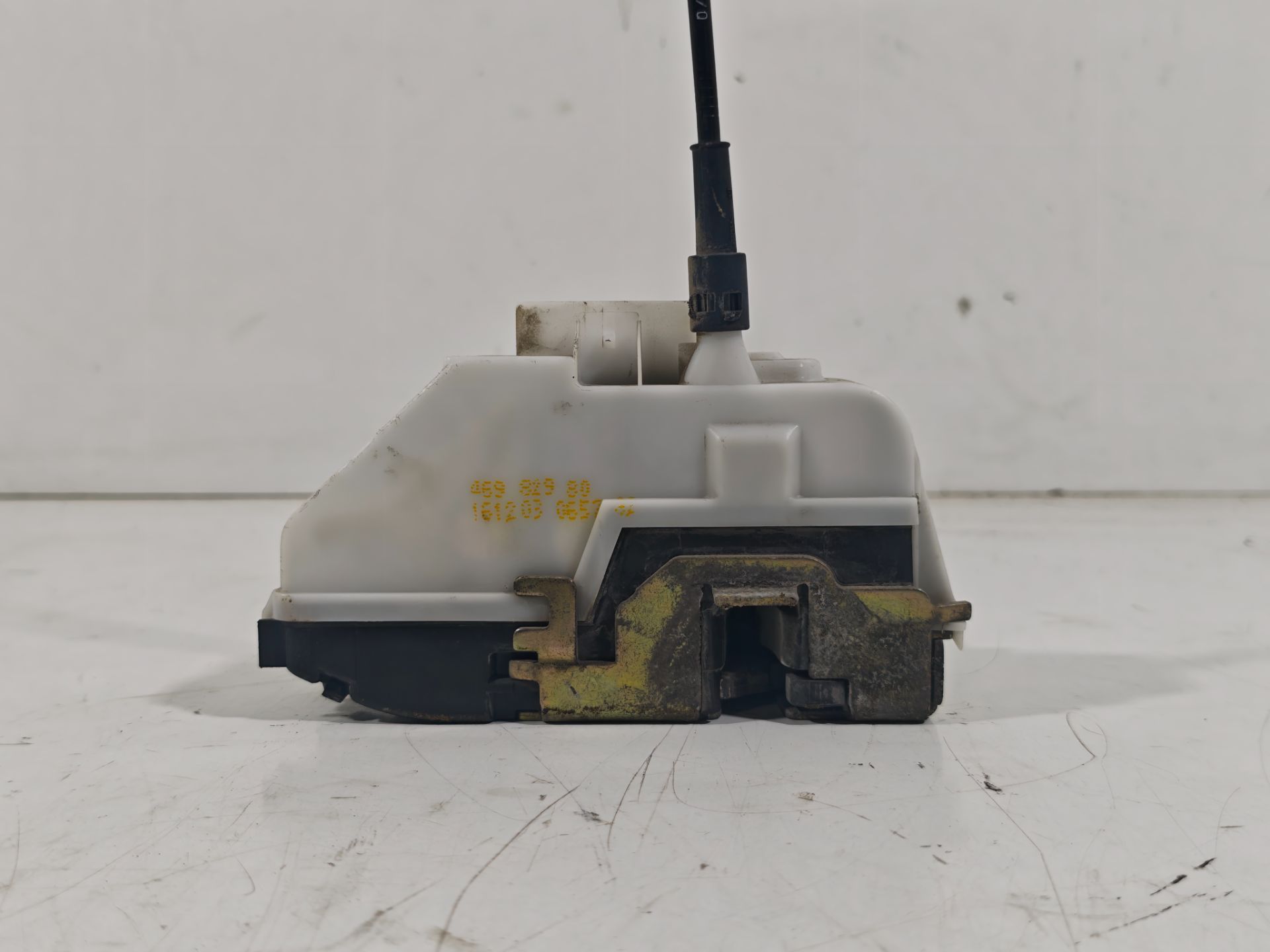 Fecho da porta frente esquerda 46982980 de Citroen C3 iii (sx) 2016-2006