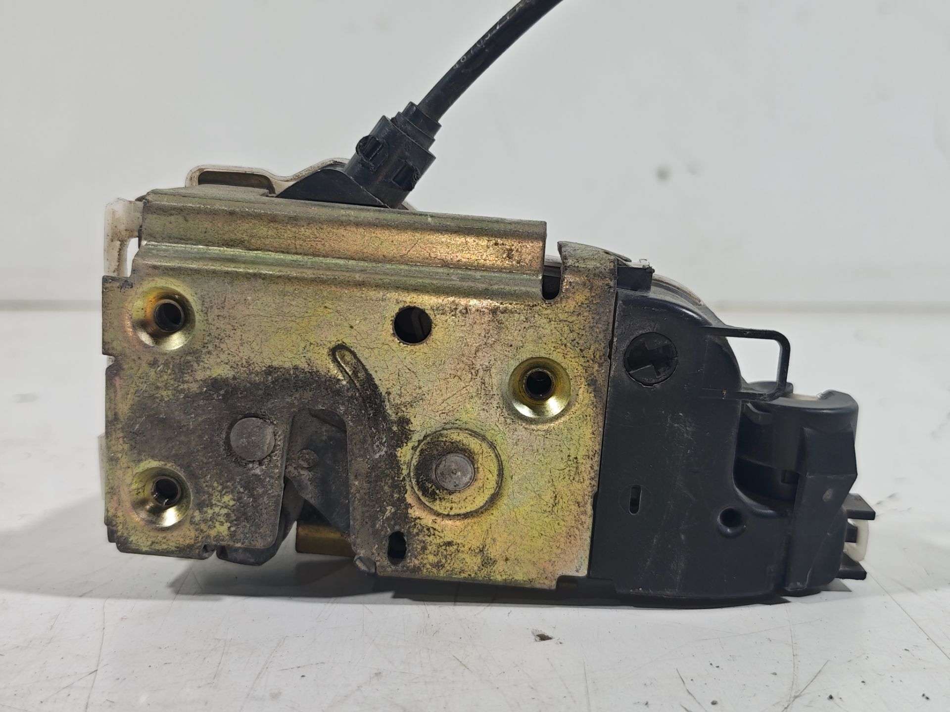 Fecho da porta frente esquerda 46982980 de Citroen C3 iii (sx) 2016-2006 - pieza usada