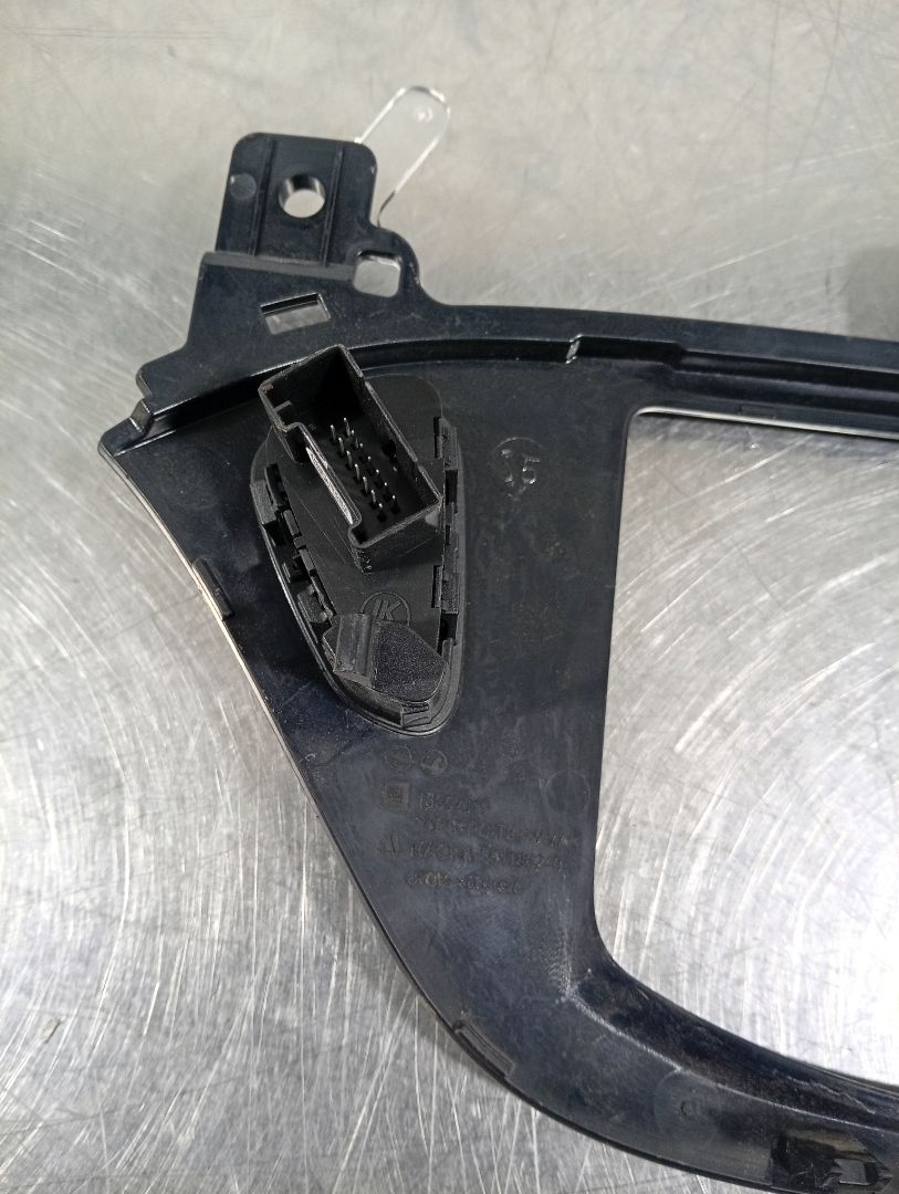 Moldura 13352019 de Opel Adam 2012-2012 87 CV - pieza usada